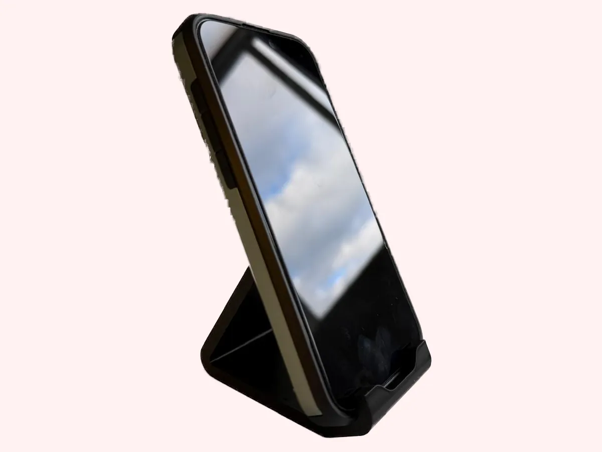 Soporte Clásico negro sosteniendo un teléfono